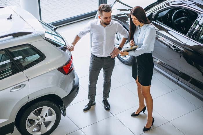 persona asesorando de precios de autos