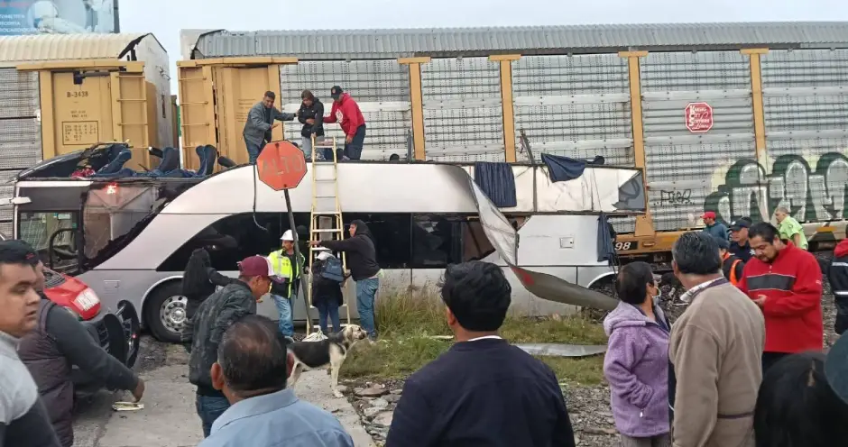 Tren-arrolla-autobus-en-Atlacomulco-al-menos-10-muertos-y-47-heridos